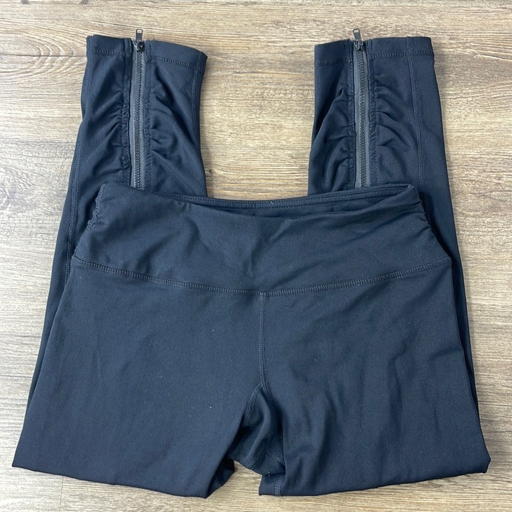 Lululemon Women’s Black Mid Rise Black Crop Capri Legging with Cal Zipper, sz 4